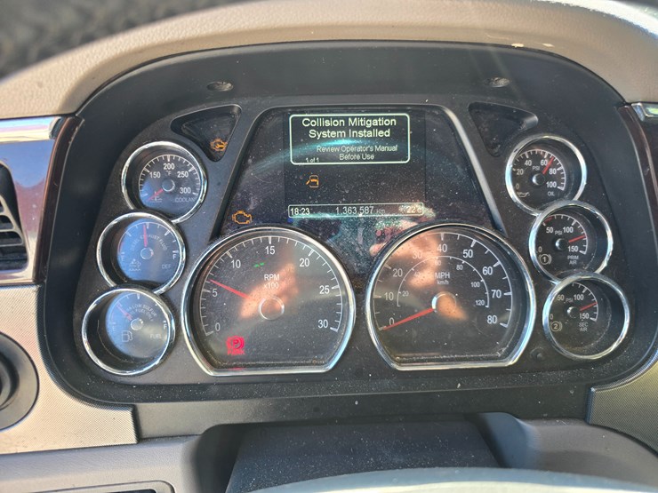 2015-peterbilt-579-image-76