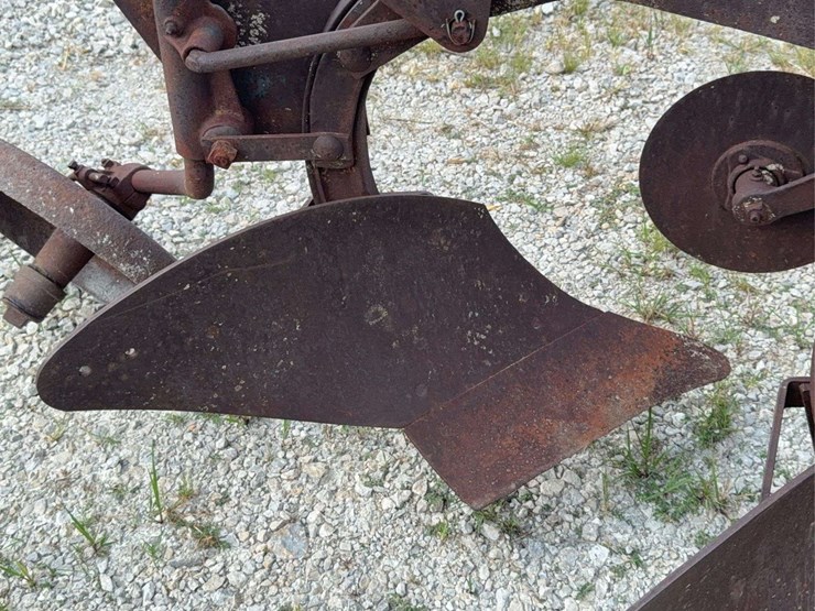 international-2-bottom-plow-image-23