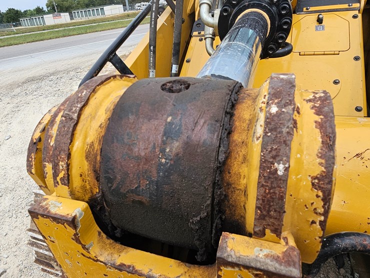 2023-caterpillar-953-image-103