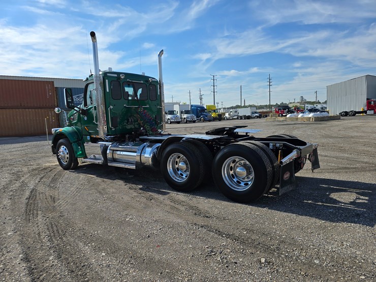2019-peterbilt-567-image-16