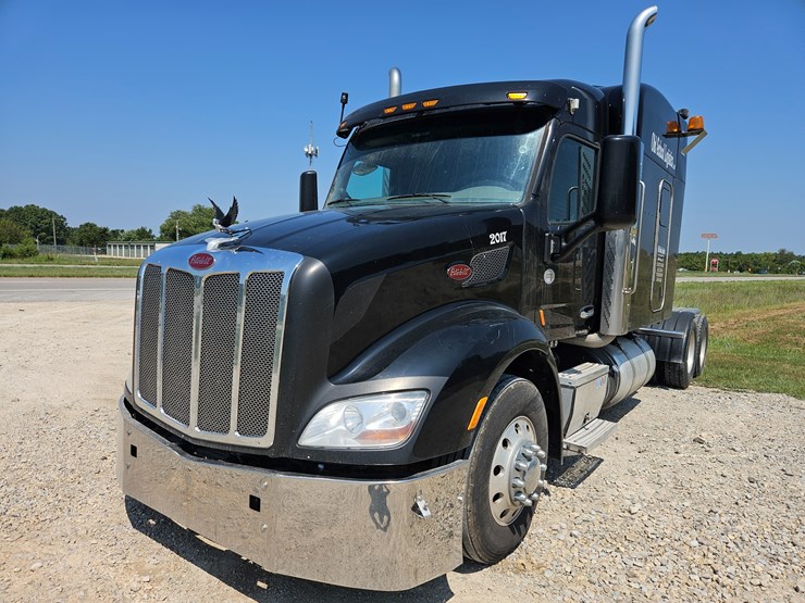 2017-peterbilt-579-image-1