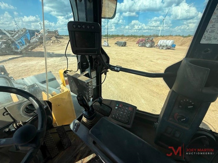 2015-deere-644k-image-7