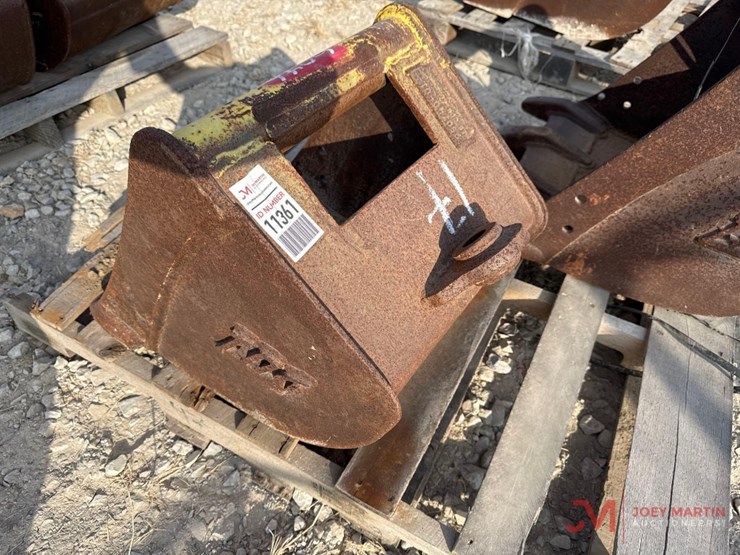 tag-17"-excavator-smooth-bucket-image-2