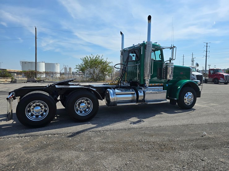2014-peterbilt-388-image-35