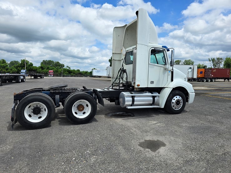 2013-freightliner-columbia-112-image-35