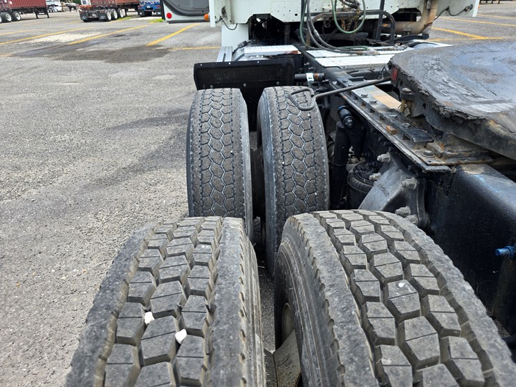 2013-freightliner-columbia-112-image-87