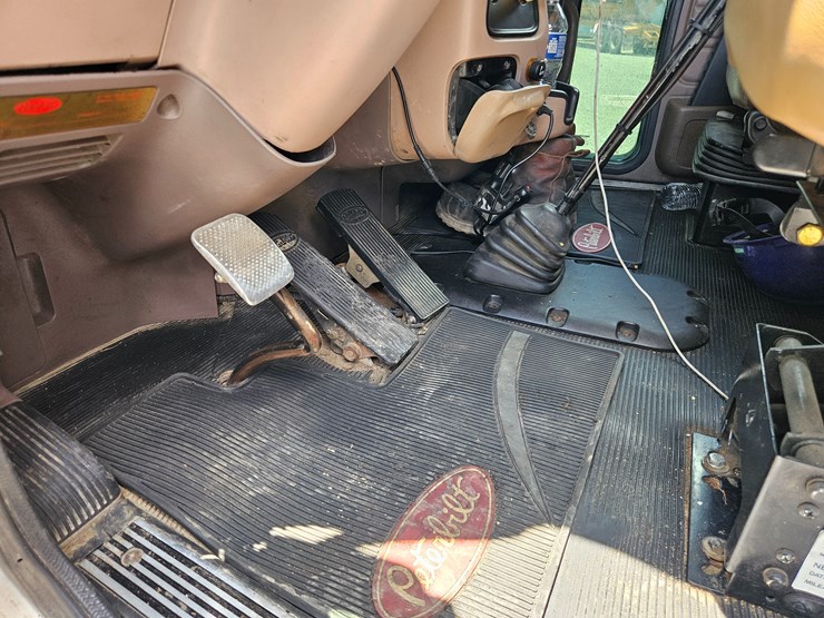 2010-peterbilt-389-image-63