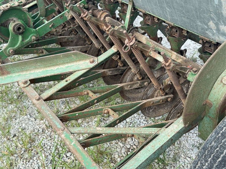 john-deere-model-b-planter-image-14