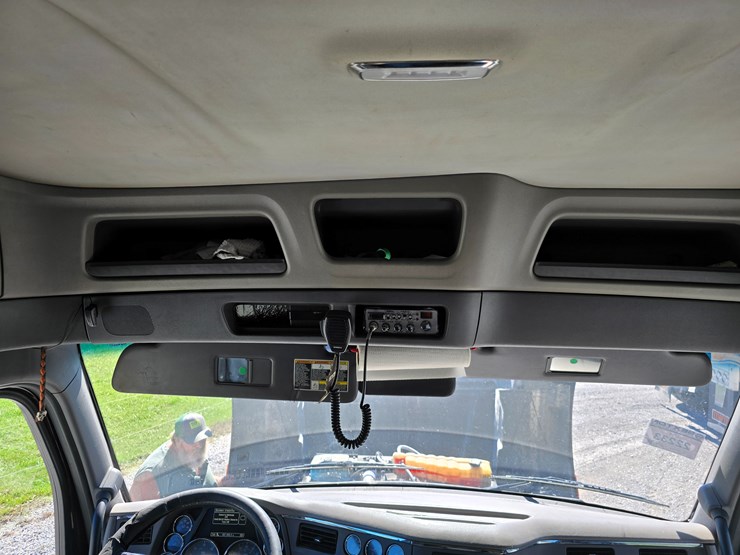 2015-peterbilt-579-image-91