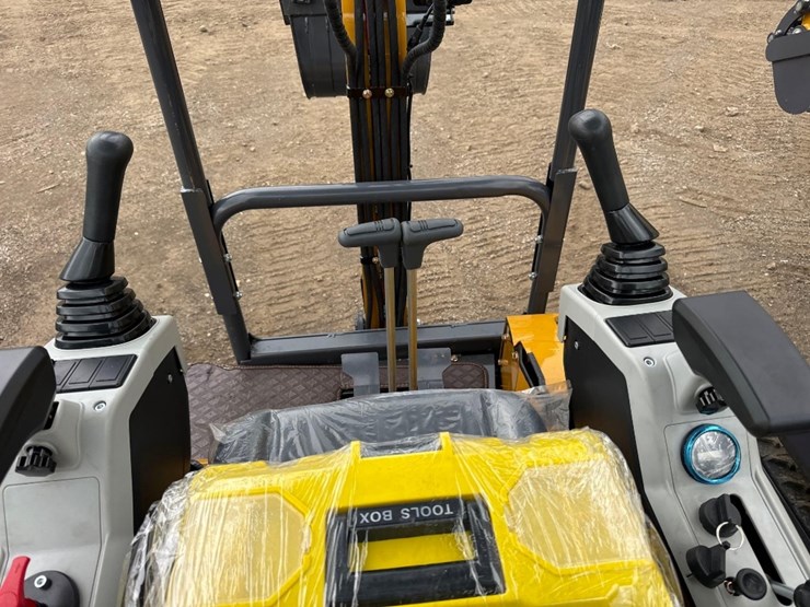 new-cfg-industrial-co-mini-excavator-model-qk18r-image-9
