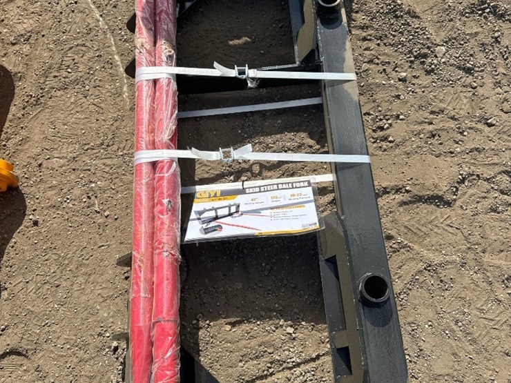 new-giyi-co-47in-skidloader-bale-spear-model-gy-bf47-image-1
