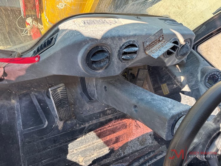 2021-deere-204l-image-21