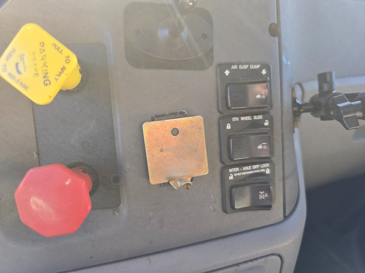 2015-peterbilt-579-image-74