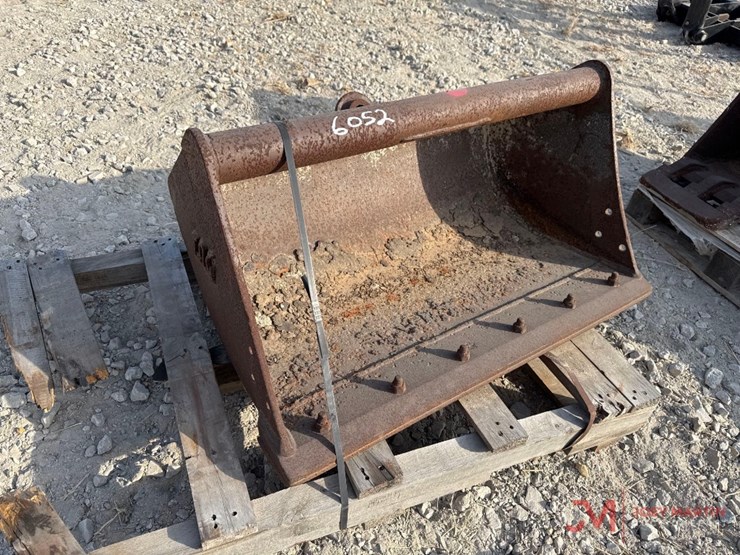 tag-36"-excavator-clean-out-bucket-image-1