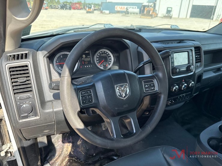 2016-ram-35oo-slt-heavy-duty-flatbed-pickup-truck-image-20
