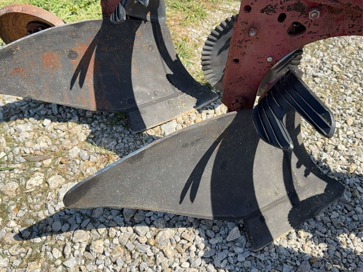3-bottom-mounted-plow-image-14