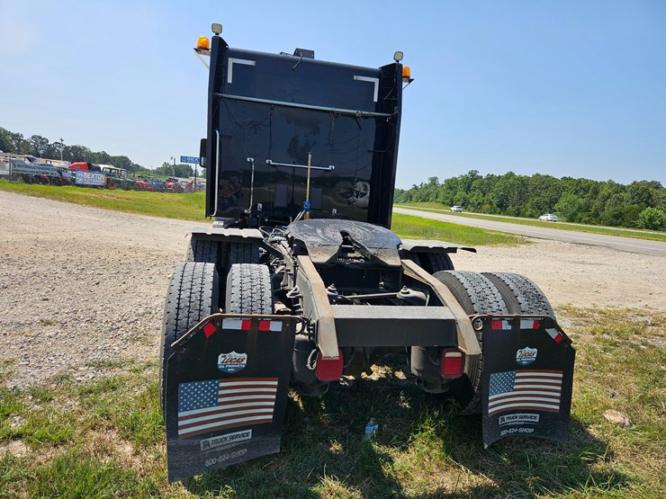 2017-peterbilt-579-image-17