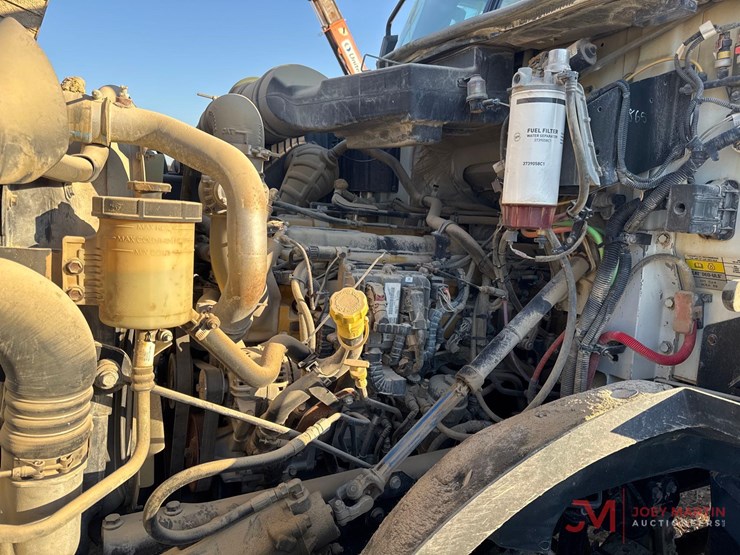 2014-caterpillar-12-image-19