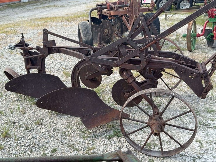 international-2-bottom-plow-image-2