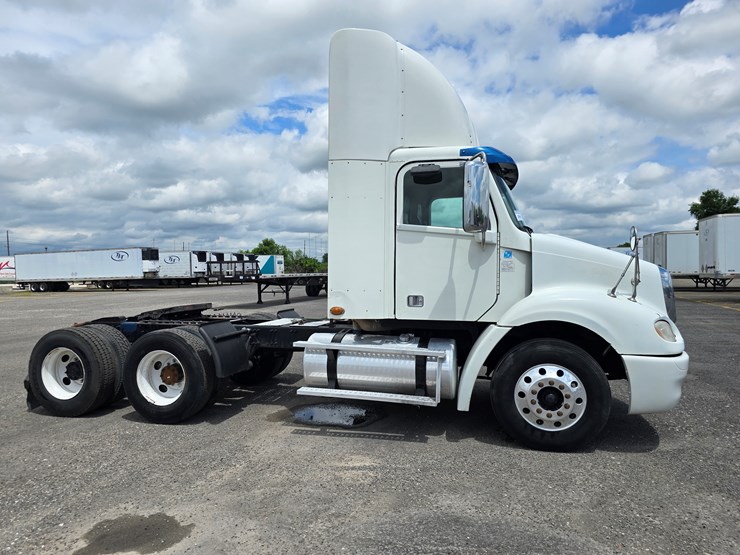 2013-freightliner-columbia-112-image-42