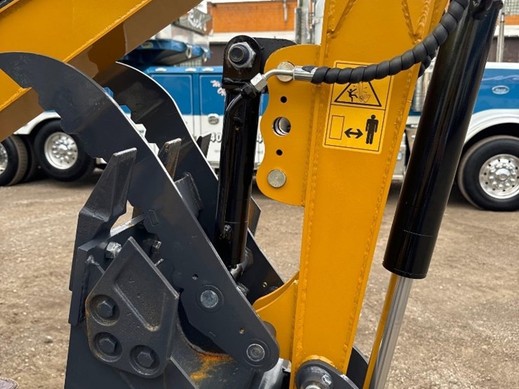 new-cfg-industrial-co-mini-excavator-model-qk18r-image-5