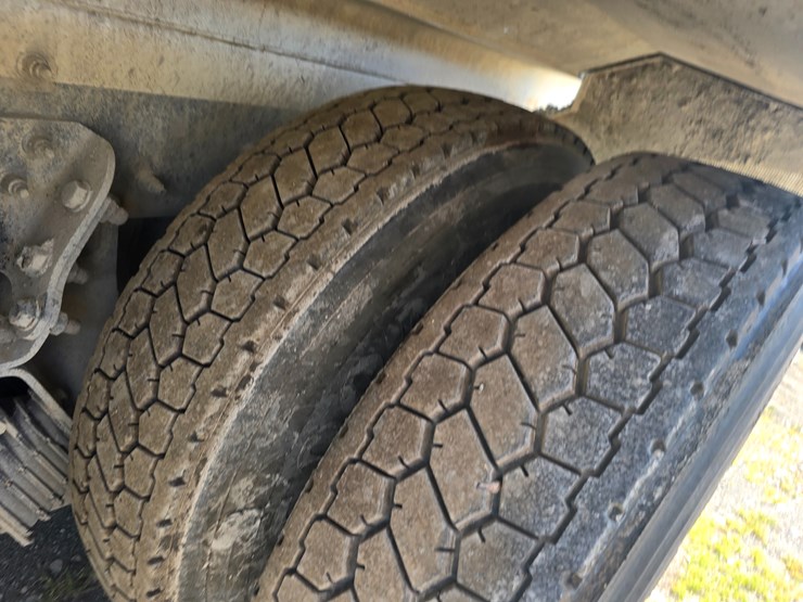 2014-peterbilt-365-image-99