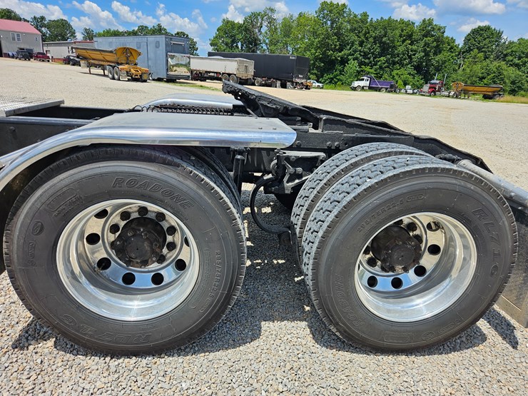 2010-peterbilt-389-image-89