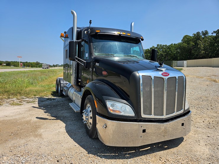 2017-peterbilt-579-image-30