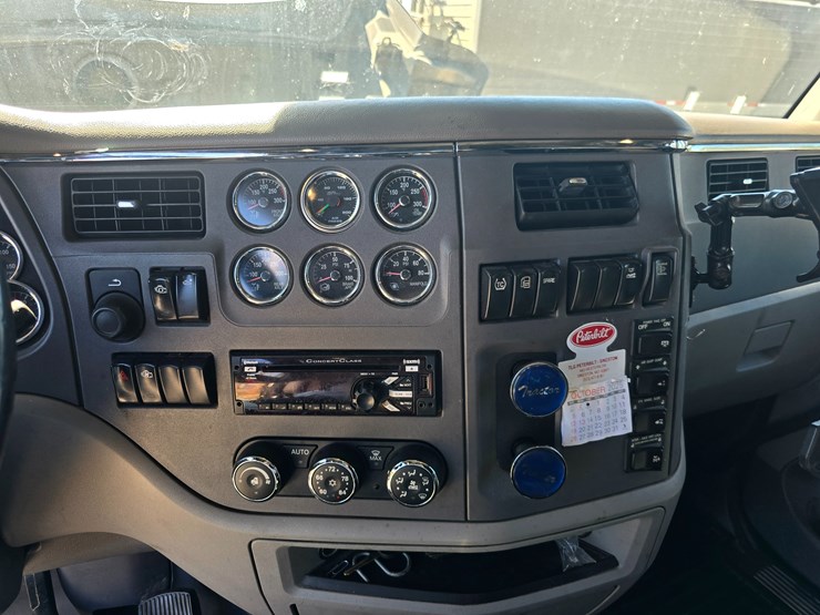 2015-peterbilt-579-image-74