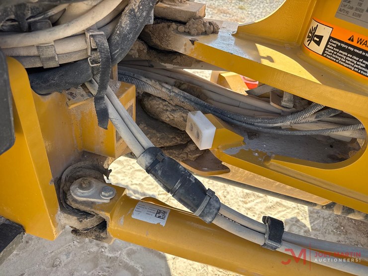 2021-deere-204l-image-13