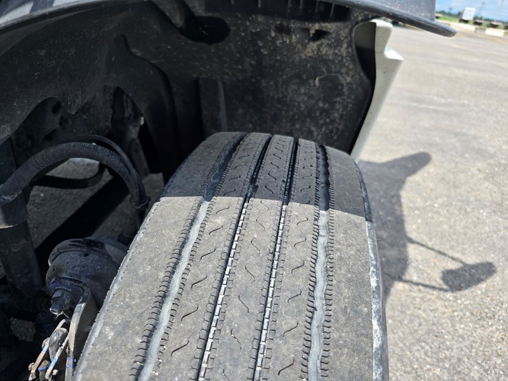 2013-freightliner-columbia-112-image-56