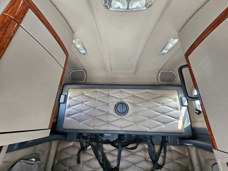 2016-freightliner-cascadia-125-image-73