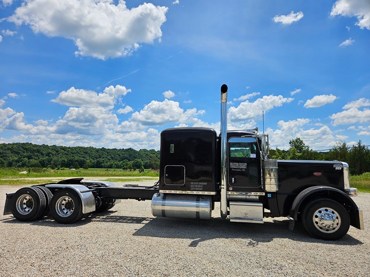 2010-peterbilt-389-image-29