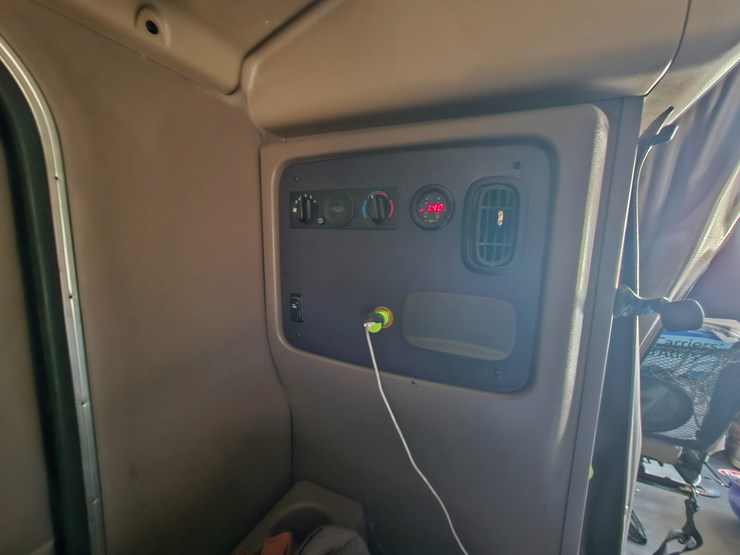 2010-peterbilt-389-image-86