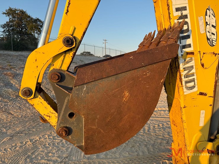 new-holland-b95-image-9