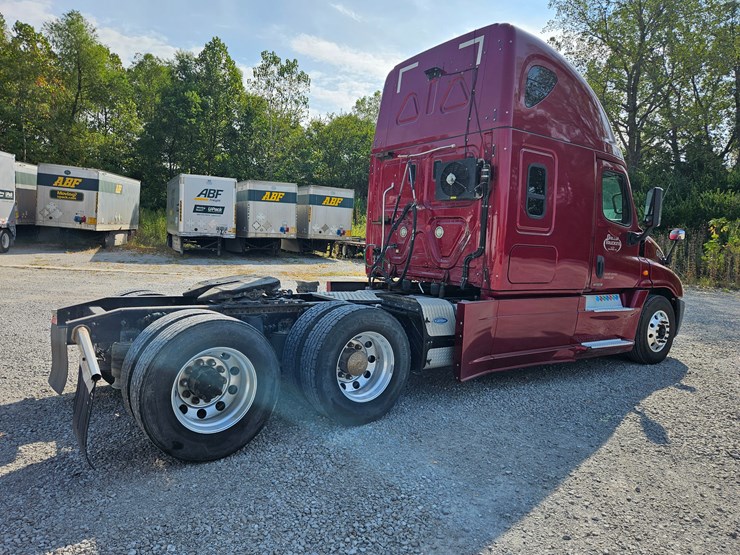 2016-freightliner-cascadia-125-image-19