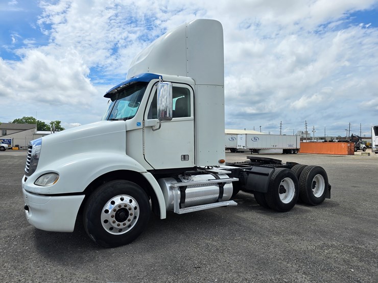 2013-freightliner-columbia-112-image-4