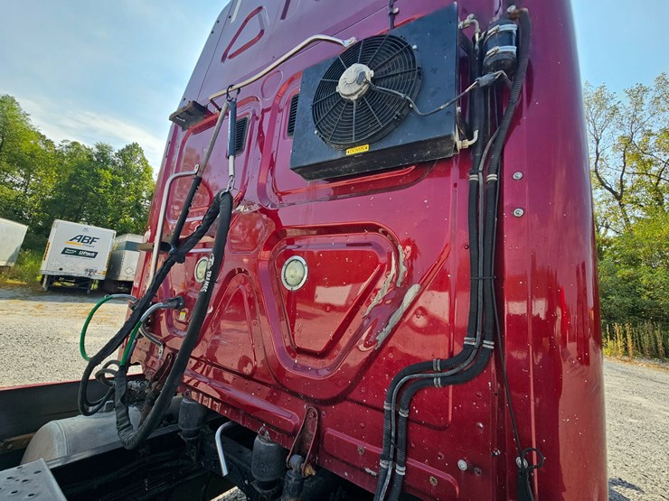 2016-freightliner-cascadia-125-image-104