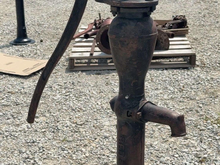 red-jacket-u21-pump-image-7