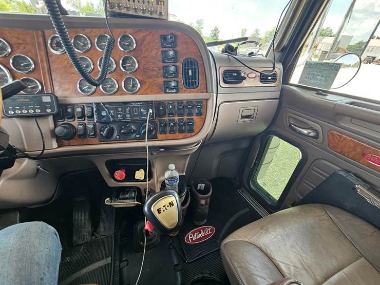 2010-peterbilt-389-image-68