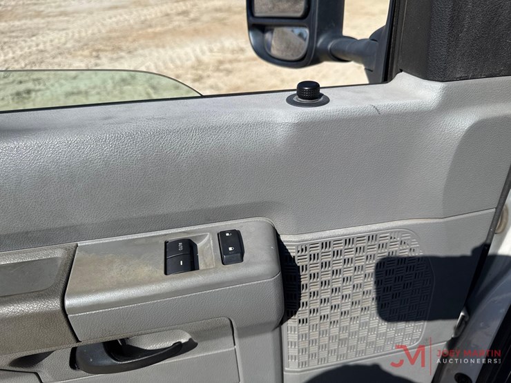 2010-ford-cargo-image-13