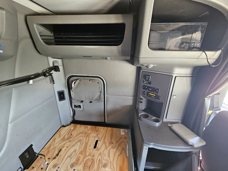 2017-peterbilt-579-image-76