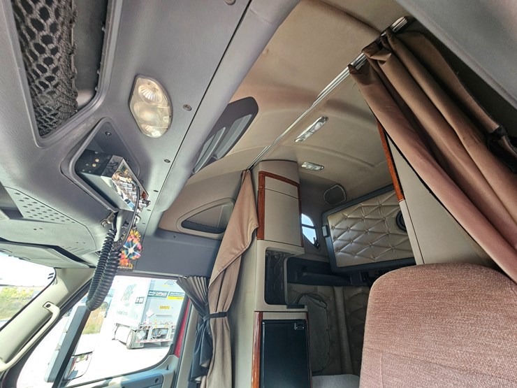 2016-freightliner-cascadia-125-image-57