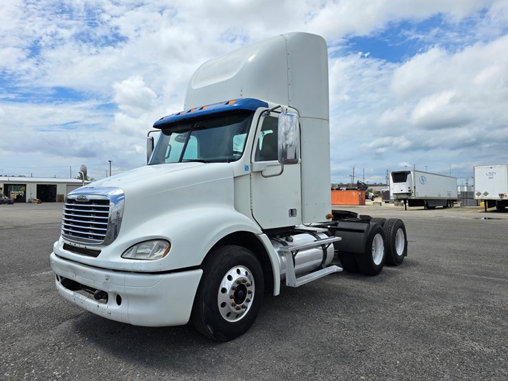 2013-freightliner-columbia-112-image-2