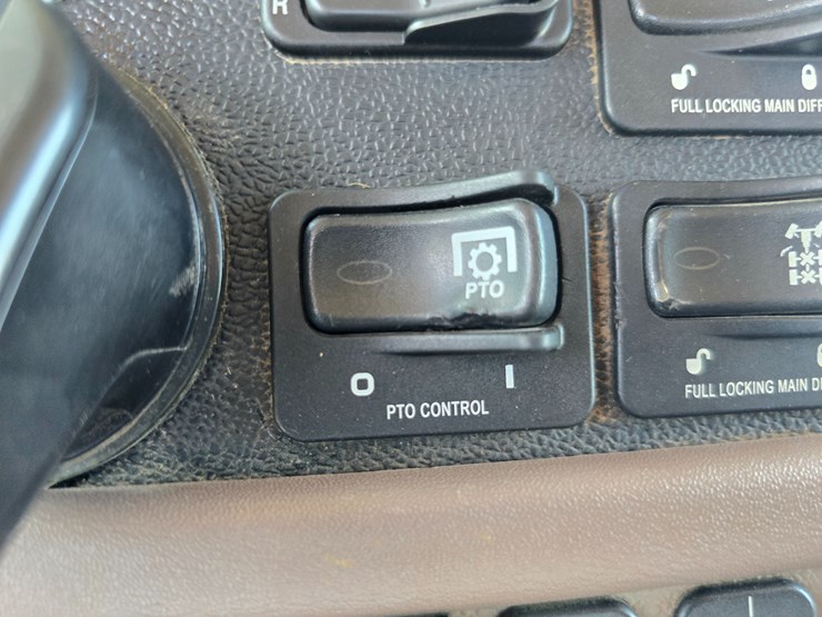 2014-peterbilt-388-image-110