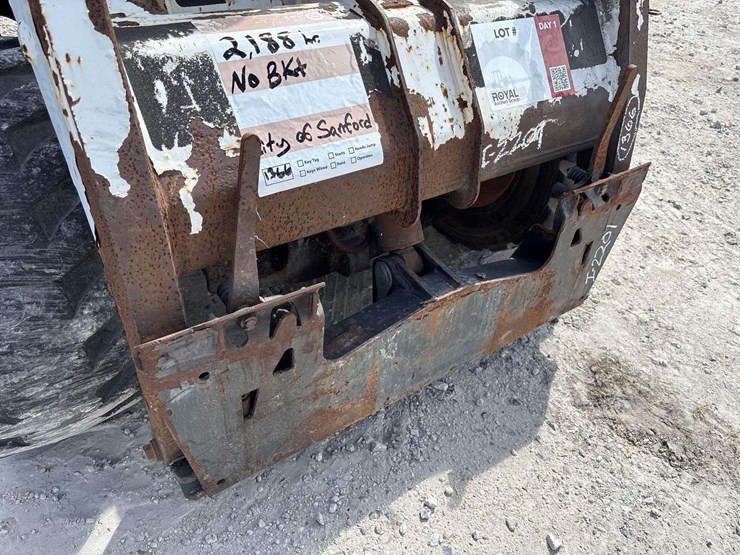 wheel-loader-skid-steer-image-10