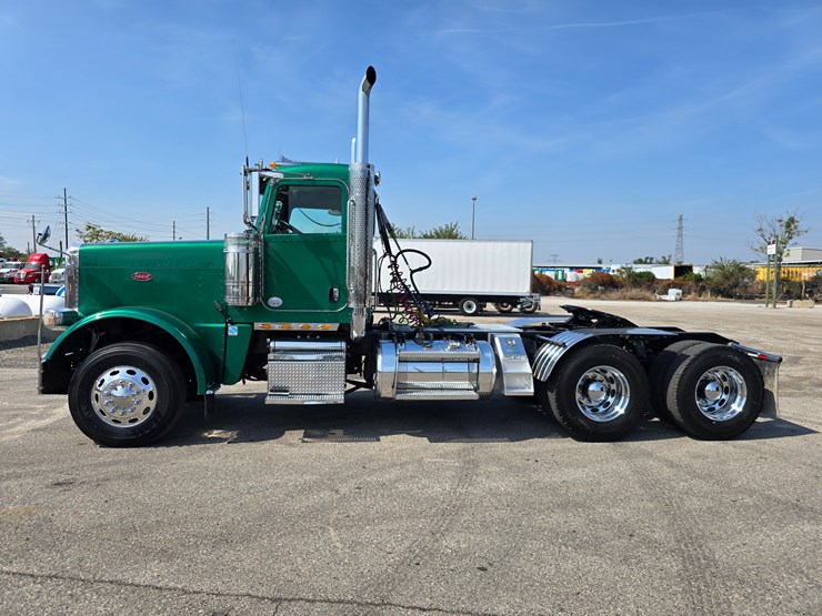 2014-peterbilt-388-image-11