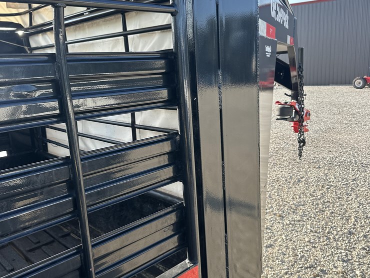 2018-gooseneck-l7l1-28’-tri/a-livestock-trailer-image-15