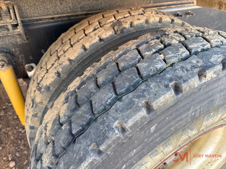 2014-caterpillar-12-image-15