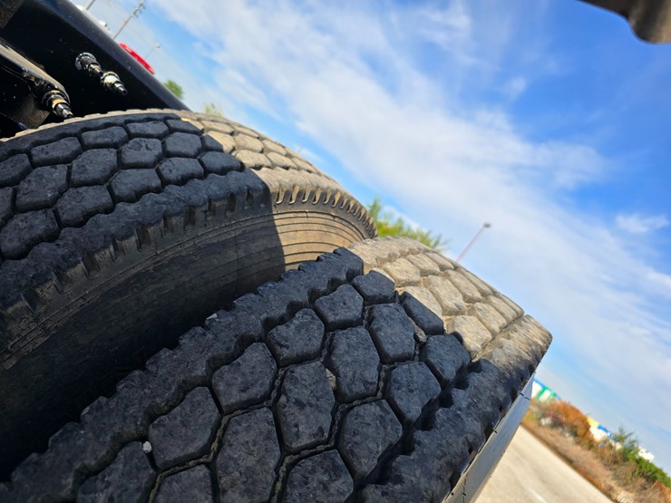 2019-peterbilt-567-image-104